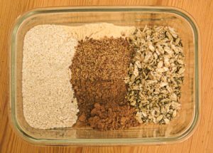 Die Trockenzutaten: Gequetschtes, gemahlener Hafer & Leinsamen, Carob-, Zimt-, Traubenkernpulver.