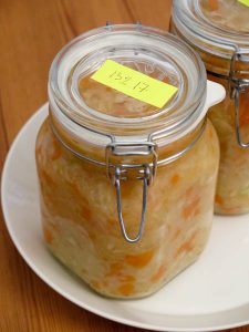 Fertiges Sauerkraut auf Unterlage