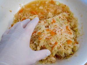 Sauerkraut Verkneten (mit Handschuh) bis genug Flüssigkeit da ist
