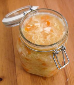 Frisch hergestelltes (und noch nicht fermentiertes) Sauerkraut im Bügelglas
