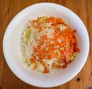 Sauerkraut Zutaten in Emailleschüssel